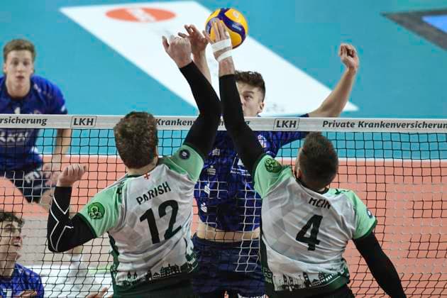GER 1 VBL, SVG Lueneburg vs FT 1844 Freiburg, 04 12 2023, LKH Arena, Lueneburg, GER 1 VBL, SVG Lueneburg vs FT 1844 Freiburg, in the picture Theo Mohwinkel Lueneburg 08 tries to assert himself against Ian Parish Freiburg 12 and Oliver Hein Freiburg 04 nordphotoxGmbH xWitke nph00002
