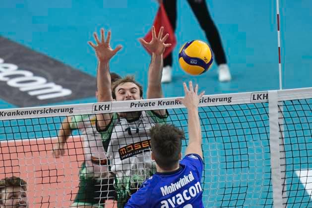GER 1 VBL, SVG Lueneburg vs FT 1844 Freiburg, 04 12 2023, LKH Arena, Lueneburg, GER 1 VBL, SVG Lueneburg vs FT 1844 Freiburg, in the picture Theo Mohwinkel Lueneburg 08 tries to assert himself against Linus Hueger Hüger Freiburg 17 nordphotoxGmbH xWitke nph00002