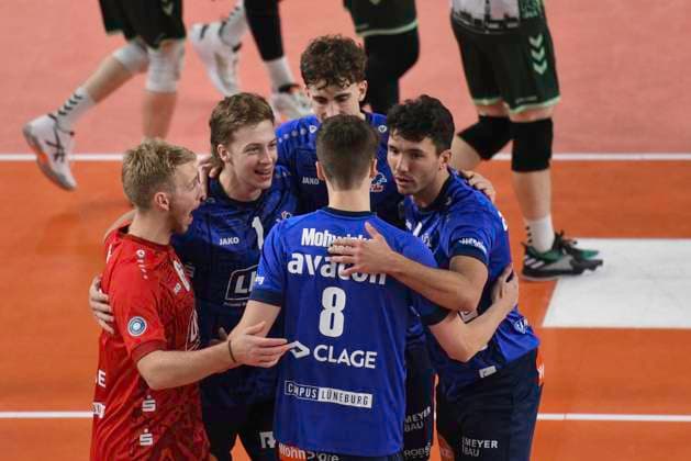 GER 1 VBL, SVG Lueneburg vs FT 1844 Freiburg, 04 12 2023, LKH Arena, Lueneburg, GER 1 VBL, SVG Lueneburg vs FT 1844 Freiburg, in the picture the Lueneburg team cheers nordphotoxGmbH xWitke nph00002