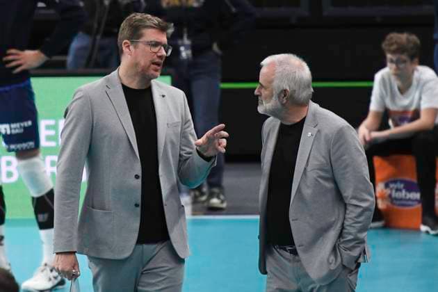 GER 1 VBL, SVG Lueneburg vs FT 1844 Freiburg, 04 12 2023, LKH Arena, Lueneburg, GER 1 VBL, SVG Lueneburg vs FT 1844 Freiburg, in the picture coach Stefan Huebner Hübner Lueneburg talks to co-coach Bernd Schlesinger Lueneburg nordphotoxGmbH xWitke nph00002