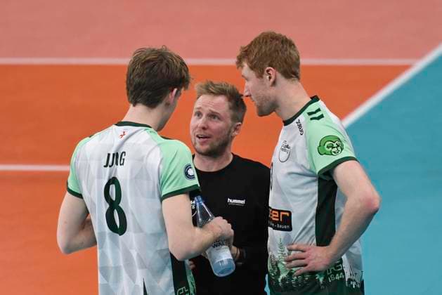 GER 1 VBL, SVG Lueneburg vs FT 1844 Freiburg, 04 12 2023, LKH Arena, Lueneburg, GER 1 VBL, SVG Lueneburg vs FT 1844 Freiburg, in the picture coach Jakob Schoenhagen Schönhagen Freiburg talks to Anton Jung Freiburg 08 and Yannick Harms Freiburg 03 nordphotoxGmbH xWitke nph00002