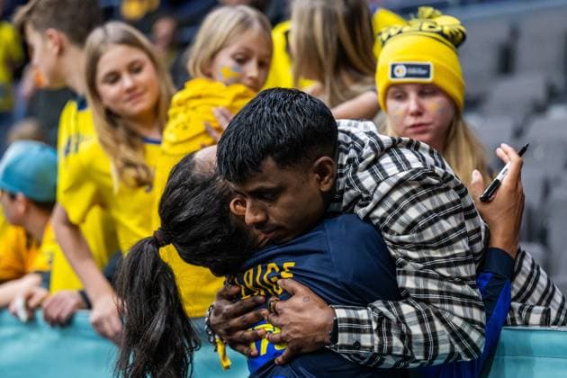 231203 Jamina Roberts of Sweden hugs Loui Sand after the IHF Women?s World Championship handball match between Senegal and Sweden on December 3, 2023 in Gothenburg Photo Mathias Bergeld BILDBYRAN kod MB MB0792 handball handboll handball bbeng vm handball vm handbolls vm ihf handball world championship world handball championship 2023 world championship 2023 senegal sverige sweden 5 dam women kvinner  Copyright: MATHIASxBERGELD BB231203MB157