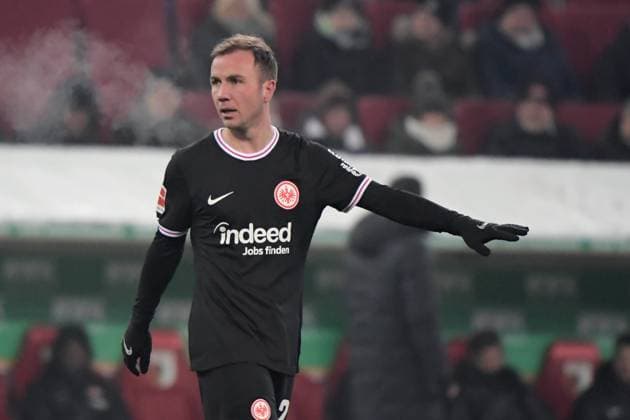 03 12 2023, xemx, Fussball 1 Bundesliga, FC Augsburg Eintracht Frankfurt emspor, v l Mario Götze Goetze of Eintracht Frankfurt gesticulates gives instructions with arms gesticulates gives instructions, gesticulate DFL DFB REGULATIONS PROHIBIT ANY USE OF PHOTOGRAPHS as IMAGE SEQUENCES and or QUASI VIDEO Augsburg