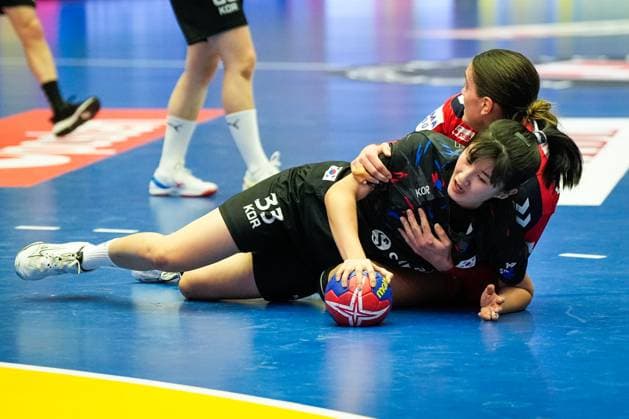 Handball-VM kvinner Norge 2023: Norge - Sor-Korea Stavanger 20231203. Norges Stine Ruscetta Skogrand og Sor-Koreas Jinmi Shin under gruppespillkampen i VM mellom Norge og Sor-Korea i DNB Arena. Foto: Beate Oma Dahle NTB Stavanger Norge EDITORIAL USE ONLY. RESTRICTED USE FOR BETTING COMPANIES Ref:_SPOnOxZd62w3Fc.jpg  Copyright: xBeatexOmaxDahlex xNTBx