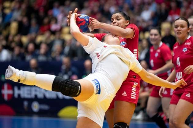 Denmark s Rikke Iversen with Chile s Catalina Francisca Moreno Cordova during the World Cup match between Denmark and Chile from group E during the IHF World Championship in women s handball in the preliminary round in the Jyske Bank Boxen in Herning, Sunday, December 3, 2023 Photo Bo Amstrup Ritzau Scanpix , Herning Denmark Mors  Copyright: BoxAmstrupx xRitzauxScanpix BoxAmstrupx COP14645 spdk20231203-212659-L