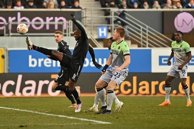Paderborn, Home Deluxe Arena, 03 12 23, GER, Herren, 2 Bundesliga, Saison 2023 2024, SC Paderborn 07 Hannover 96 Bild Florent MUSLIJA Paderborn macht das Tor zum 1 0 v li Felix PLATTE Paderborn und David KINSOMBI Paderborn greifen nicht mehr Only for editorial use DFL regulations prohibit any use of photographs as image sequences and or quasi video NRW Deutschland