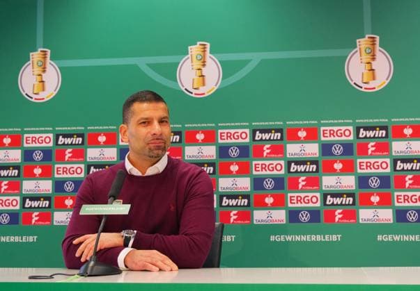 Sport Themen der Woche KW49 Sport Bilder des Tages Fussball - 2. Bundesliga - Saison 2022 23 1. FC Kaiserslautern 04.12.2023 Fritz-Walter-Stadion Vorstellung des neuen Trainers Dimitrios GRAMMOZIS 1. FC Kaiserslautern *** Football 2 Bundesliga Season 2022 23 1 FC Kaiserslautern 04 12 2023 Fritz Walter Stadium Presentation of the new coach Dimitrios GRAMMOZIS 1 FC Kaiserslautern