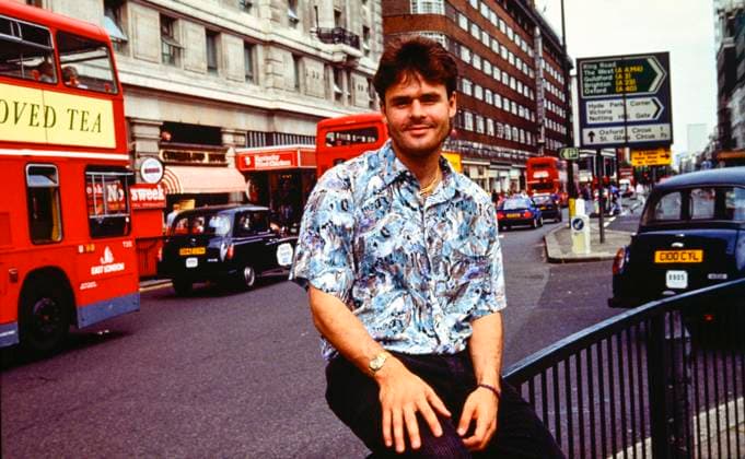 900825 Fotboll, Engelska Ligan: Arsenals Anders Limpar pa London gator. Football, English First Division (1990): Anders Limpar of Arsenal. *** 900825 Football, English league Arsenals Anders Limpar on London streets Football, English First Division 1990 Anders Limpar of Arsenal  Copyright: BILDBYRAN BB900825BB011