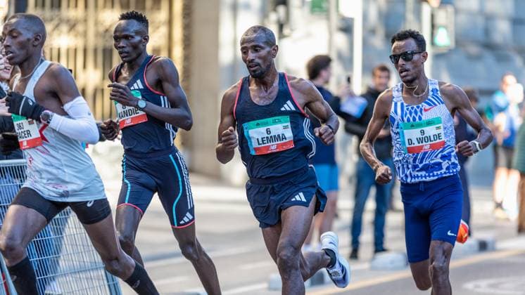Bilder des Jahres 2023, Sport 12 Dezember Marathon: Valencia Maraton Trinidad Alfonso EDP 2023; Valencia Spanien, 03.12.2023 Sisay LEMMA ( 6), Kibiwott KANDIE ( 8), Dawit WOLDE ( 9), Pacer Hillary KIPKOECH ( 363, KEN) beim Marathon-Lauf in Valencia (Spanien) am 3. Dezember 2023 *** Marathon Valencia Maraton Trinidad Alfonso EDP 2023 Valencia Spain, 03 12 2023 Sisay LEMMA 6 , Kibiwott KANDIE 8 , Dawit WOLDE 9 , Pacer Hillary KIPKOECH 363, KEN at the marathon run in Valencia Spain on December 3, 2023 Copyright: xBEAUTIFULxSPORTS Meurerx