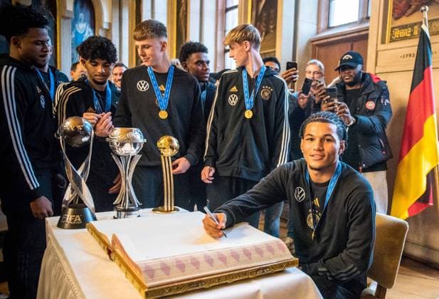 Bilder des Jahres 2023, Sport 12 Dezember Sport Themen der Woche KW49 Sport Bilder des Tages 04.12.2023 xesx Frankfurtam Main, Römer Eintrag der U17, U 17 Weltmeister_Nationalmanschaft ins goldene Buch der Stadt Frankfurt Bild zeigt Paris Brunner U17 Weltmeister *** 04 12 2023 xesx Frankfurtam Main, Römer Entry of the U17 World Champion National Team in the Golden Book of the City of Frankfurt Picture shows Paris Brunner U17 World Champion