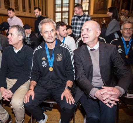 04 12 2023 xesx Frankfurt am Main, Römer Entry of the U17 World Champion National Team in the Golden Book of the City of Frankfurt Picture shows Andreas Rettig DFB , U17 Coach Christian Wück and DFB President Bernd Neuendorf