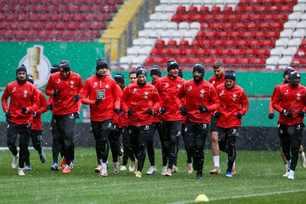 Team warming up in snowy conditions, Training, 1 FC Kaiserslautern , Football, 2 Bundesliga, Season 2023 2024, 04 12 2023 Dimitrios Grammozis Coach 1 FC Kaiserslautern , Training, 1 FC Kaiserslautern , Football, 2 Bundesliga, Season 2023 2024, 04 12 2023 Kaiserslautern Copyright: xEibner-Pressefoto AlexanderxNeisx EP_ANS