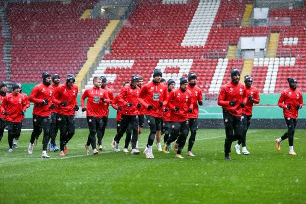 Team warming up in snowy conditions, Training, 1 FC Kaiserslautern , Football, 2 Bundesliga, Season 2023 2024, 04 12 2023 Dimitrios Grammozis Coach 1 FC Kaiserslautern , Training, 1 FC Kaiserslautern , Football, 2 Bundesliga, Season 2023 2024, 04 12 2023 Kaiserslautern Copyright: xEibner-Pressefoto AlexanderxNeisx EP_ANS