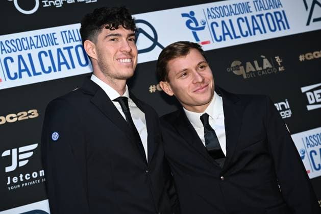 Fußball, Italien, Gran Gala del Calcio AIC in Mailand Db Milano 04 12 2022 - Gran Gala del Calcio Aic 2023 foto Daniele Buffa Image nella foto: Alessandro Bastoni-Nicolo™ Barella 