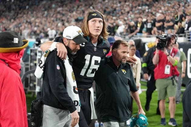Bilder des Jahres 2023, Sport 12 Dezember Sport Themen der Woche KW49 Sport Bilder des Tages JACKSONVILLE, FL - DECEMBER 04: Jacksonville Jaguars quarterback Trevor Lawrence (16) is helped off of the field after being injured during the game between the Cincinnati Bengals and the Jacksonville Jaguars on Monday, December 4, 2023, EverBank Stadium, Jacksonville, Fla. (Photo by Peter Joneleit Icon Sportswire) NFL, American Football Herren, USA DEC 04 Bengals at Jaguars EDITORIAL USE ONLY Icon231204065