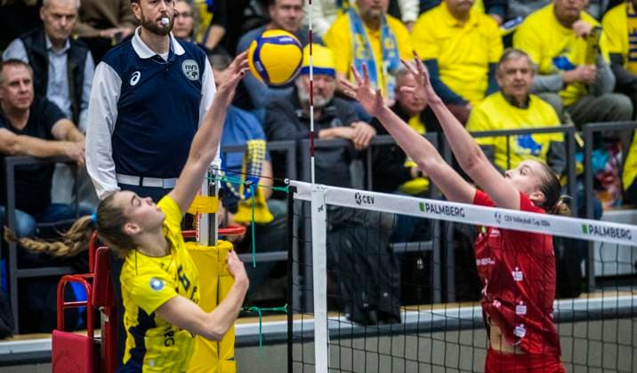 5 12 2023, Volleyball, GER, Women, CEV Cup, second leg, season 2023 2024, SSC Palmberg Schwerin Dresdner SC Nova Marring SSC Palmberg Schwerin, left against Grace Elisabeth Frohling Dresdner SC, right Schwerin Palmberg Arena Mecklenburg Vorpommern Germany