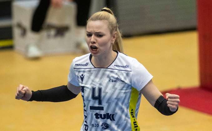 5 12 2023, Volleyball, GER, Women, CEV Cup, Second leg, Season 2023 2024, SSC Palmberg Schwerin Dresdner SC Anna Pogany SSC Palmberg Schwerin cheers Schwerin Palmberg Arena Mecklenburg-Vorpommern Germany