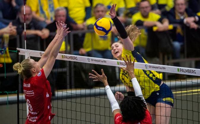 5 12 2023, Volleyball, GER, Women, CEV Cup, Second leg, Season 2023 2024, SSC Palmberg Schwerin Dresdner SC Jennifer Janiska Dresdner SC, left , Tia Naomi Jimerson Dresdner SC, center against Elles Dambrink SSC Palmberg Schwerin, right Schwerin Palmberg Arena Mecklenburg Vorpommern Germany