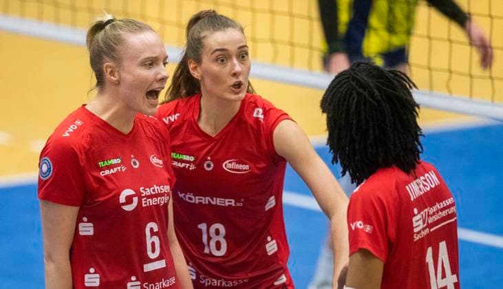 5 12 2023, Volleyball, GER, Women, CEV Cup, Second leg, Season 2023 2024, SSC Palmberg Schwerin Dresdner SC Jennifer Janiska Dresdner SC, left , Sarah Straube Dresdner SC, center , Tia Naomi Jimerson Dresdner SC, right cheer Schwerin Palmberg Arena Mecklenburg Vorpommern Germany
