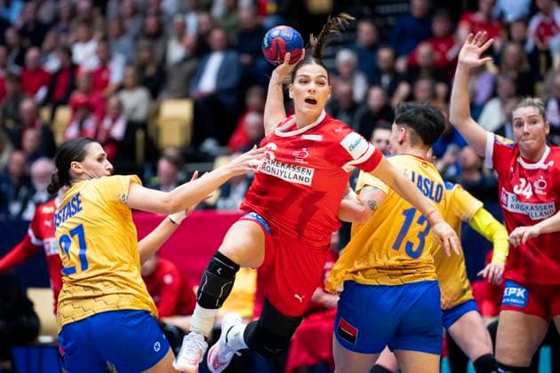 Sport Themen der Woche KW49 Sport Bilder des Tages Denmarks Helena Elver between Romanias Lorena Ostase and Cristina Laslo during the IHF World Womens Handball Championship match between Denmark and Romania in the preliminary group E in Jyske Bank Boxen in Herning in Denmark on Tuesday, December 5, 2023 , Herning Denmark Mors *** Denmarks Helena Elver between Romanias Lorena Ostase and Cristina Laslo during the IHF World Womens Handball Championship match between Denmark and Romania in the preliminary group E at Jyske Bank Boxen in Herning in Denmark on Tuesday, December 5, 2023 , Herning Denmark Mors  Copyright: BoxAmstrupx xRitzauxScanpix BoxAmstrupx spdk20231205-212258-L