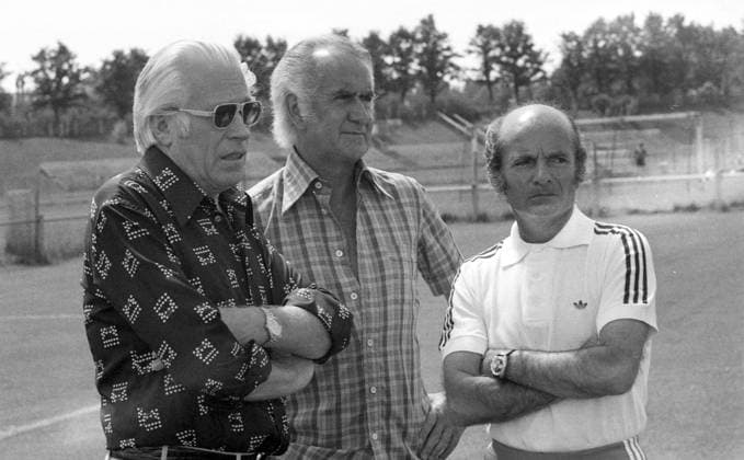14.07.75 FC Bayern München Fototermin 1975 1976 Deutschland, München, 14.07.1975, Fussball, Bundesliga, FC Bayern München Fototermin Saison 1975 1976: v.l. Wilhelm Neudecker (Präsident), Robert Schwan (Technischer Direktor), Dettmar Cramer (Trainer). *** 14 07 75 FC Bayern München Photo session 1975 1976 Germany, Munich, 14 07 1975, Football, Bundesliga, FC Bayern München Photo session season 1975 1976 from l Wilhelm Neudecker President , Robert Schwan Technical Director , Dettmar Cramer Coach