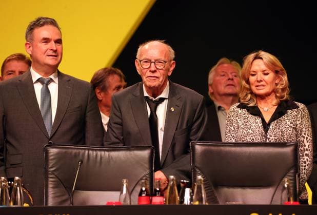 Sonntag 26.11.2023, Saison 2023 24, Ordentliche Mitgliederversammlung Jahreshauptversammlung des Ballspielverein BVB 09 Borussia Dortmund e.V. in den Dortmunder Westfalenhallen, Bernd Möllmann (BVB, Schatzmeister), Wolfgang Paul (BVB, Ältestenrat) und Silke Seidel (BVB), v.l. singen das Vereinslied *** Sunday 26 11 2023, Season 2023 24, Ordinary General Meeting Annual General Meeting of Ballspielverein BVB 09 Borussia Dortmund e V in the Dortmund Westfalenhallen, Bernd Möllmann BVB, Treasurer , Wolfgang Paul BVB, Council of Elders and Silke Seidel BVB , f l sing the club song
