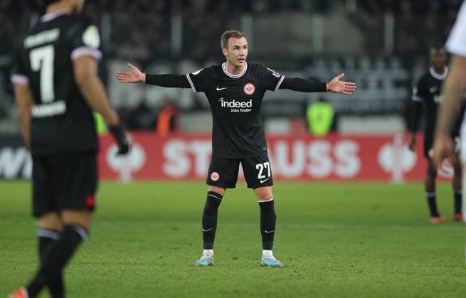 06 12 2023, Football DFB Cup Round of 16, 1 FC Saarbrücken Eintracht Frankfurt, despor, emonline, emspor, v l , Mario Götze Eintracht Frankfurt gives instructions, gesticulates, gesticulate with arms gives instructions, gesticulate DFL DFB REGULATIONS PROHIBIT ANY USE OF PHOTOGRAPHS AS IMAGE SEQUENCES AND OR QUASI VIDEO xdcx Copyright: HMBxMedia
