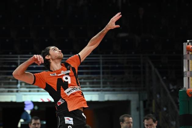 Berlin, Germany 06 December 2023 DVV Cup 1 2 Final 2023 2024 Berlin Recycling Volleys vs SVG Lüneburg In the picture Timothee Carle BR Volleys at the warmup Copyright: xFotostandx xReuhlx
