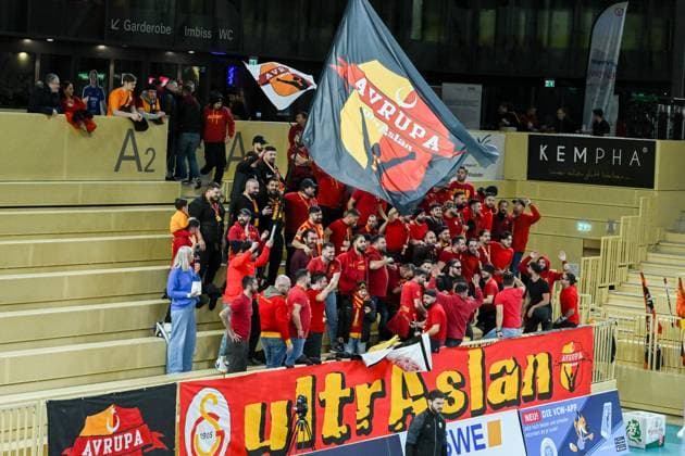 06 12 2023, Volleyball, Women, CEV Volleyball Challenge Cup, Round of 16 2023 2024 VC Wiesbaden Germany Galatasaray Daikin Istanbul Turkey Fans of Galatasaray Daikin Istanbul Turkey loudly support their team Wiesbaden Sporthalle am Platz der Deutschen Hessen Germany