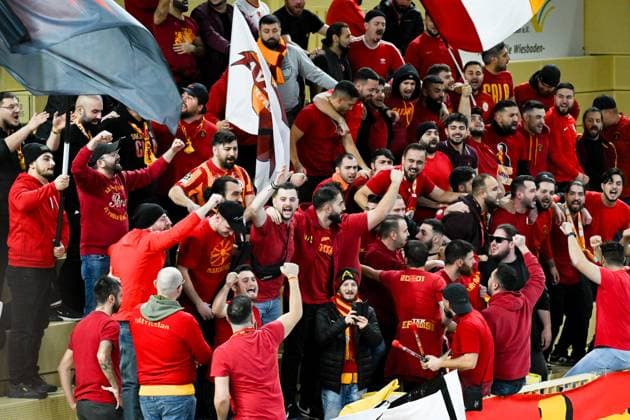 06 12 2023, Volleyball, Women, CEV Volleyball Challenge Cup, Round of 16 2023 2024 VC Wiesbaden Germany Galatasaray Daikin Istanbul Turkey Fans of Galatasaray Daikin Istanbul Turkey loudly support their team Wiesbaden Sporthalle am Platz der Deutschen Hessen Germany