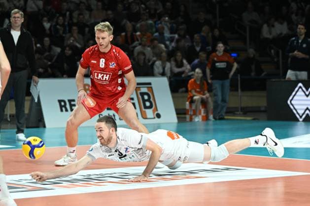 Berlin, Germany 06 December 2023 DVV Cup 1 2 Final 2023 2024 Berlin Recycling Volleys vs SVG Lüneburg In the picture Jesse Elser SVG Lüneburg stretches to receive the ball Copyright: xFotostandx xReuhlx
