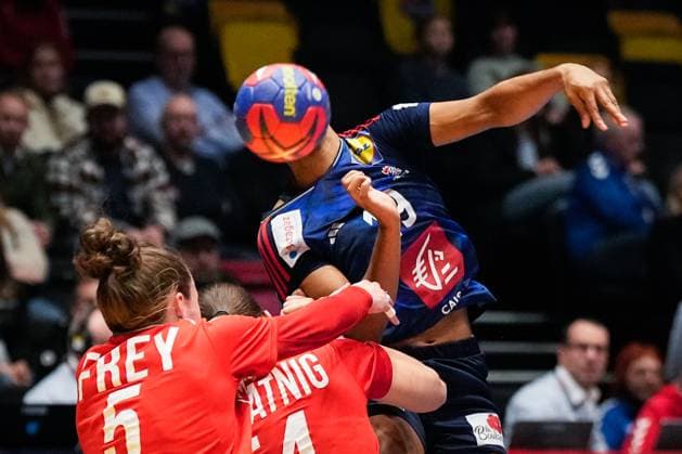 Sport Bilder des Tages Handball, Frauen WM, Frankreich - ?sterreich Handball-VM kvinner Norge 2023: Frankrike - osterrike Trondheim 20231206. Frankrikes Oceane Sercien-Ugolin under VM-kampen i hovedrunden mellom Frankrike og osterrike i Trondheim Spektrum. Foto: Beate Oma Dahle NTB Trondheim Norge EDITORIAL USE ONLY. RESTRICTED USE FOR BETTING COMPANIES Ref:_SPOkz1o_u9nkc4.jpg  Copyright: xBeatexOmaxDahlex xNTBx
