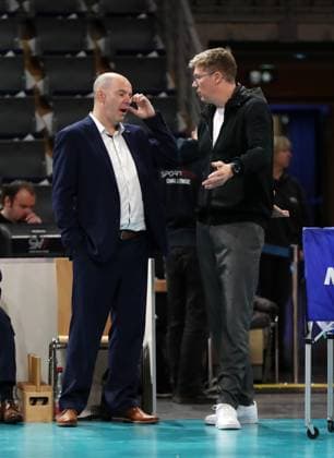 Coach Joel Banks talks to coach Stefan Hübner Sport Volleyball DVV Cup semi-final mens season 2023 2024 06 12 2023 BR Volleys Berlin BRV vs SVG Lüneburg