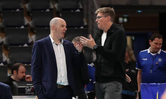 Coach Joel Banks talks to coach Stefan Hübner Sport Volleyball DVV Cup semi-final mens season 2023 2024 06 12 2023 BR Volleys Berlin BRV vs SVG Lüneburg