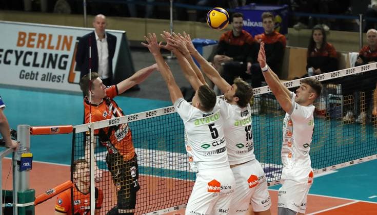 Marek Sotola in attack, Erik Röhrs, Yann Böhme, Yann Böhme duel Match scene Action Sport Volleyball DVV Cup semi-final mens season 2023 2024 06 12 2023 BR Volleys Berlin BRV vs SVG Lüneburg