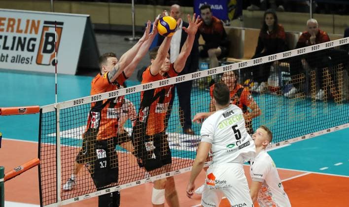 Erik Röhrs in attack, Marek Sotola, Timo Tammemaa Sport Volleyball DVV Cup semi-final mens season 2023 2024 06 12 2023 BR Volleys Berlin BRV vs SVG Lüneburg