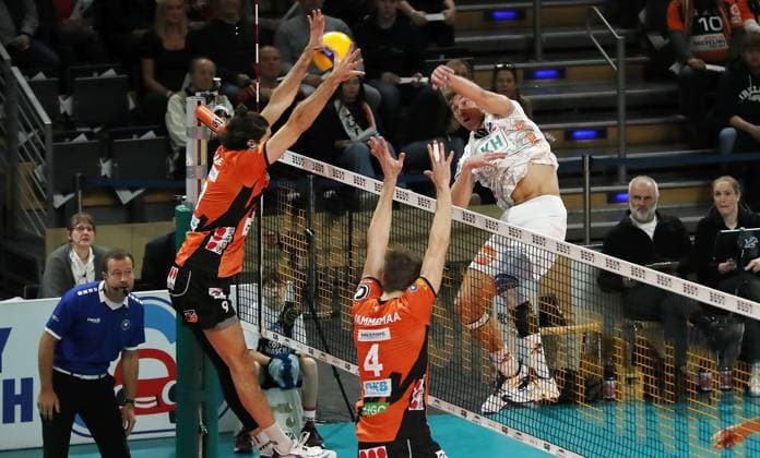 Yann Böhme in attack, Timothee Carle, Timo Tammemaa duel Game scene Action Sport Volleyball DVV Pokal Semi-Final Men Season 2023 2024 06 12 2023 BR Volleys Berlin BRV vs SVG Lüneburg