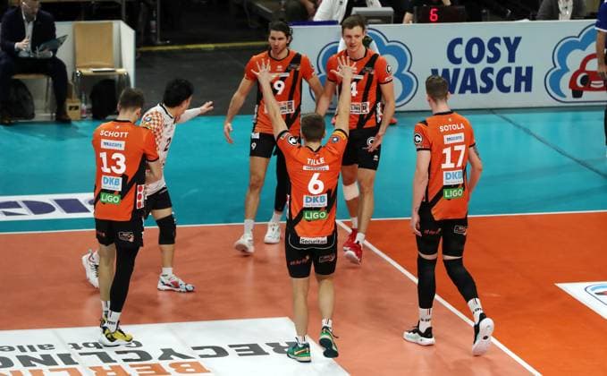 Ruben Schott, Timothee Carle, Johannes Tille, Timo Tammemaa, Marek Sotola cheer after winning points Joy Emotion Cheers Sport Volleyball DVV Cup semi-final mens season 2023 2024 06 12 2023 BR Volleys Berlin BRV vs SVG Lüneburg