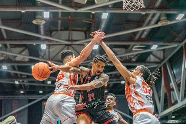 Sport Themen der Woche KW49 Sport Bilder des Tages Chemnitz, Deutschland 06. Dezember 2023: FIBA Europe Cup - 2023 2024 - Niners Chemnitz vs. Itelyum Varese Im Bild: v. li. im Zweikampf Dominic Lockhart (Chemnitz), Olivier Hanlan (Varese) und Kevin Yebo (Chemnitz) *** Chemnitz, Germany 06 December 2023 FIBA Europe Cup 2023 2024 Niners Chemnitz vs Itelyum Varese In the picture from left in the duel Dominic Lockhart Chemnitz , Olivier Hanlan Varese and Kevin Yebo Chemnitz Copyright: xFotostandx xNachtigallx
