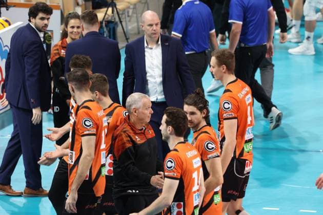 DEU, DVV, 1 VBL, BR Volleys vs Lueneburg, 06 12 2023, Max Schmeling Halle, Berlin, DEU, DVV, 1 VBL, BR Volleys vs Lueneburg, in the picture coach Joel Banks BR Volleys , BR Volleys player circle Photo Juergen Engler nordphoto GmbH nordphotoxGmbHx xEngler nph00076