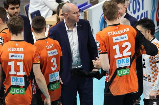 DEU, DVV, 1 VBL, BR Volleys vs Lueneburg, 06 12 2023, Max Schmeling Halle, Berlin, DEU, DVV, 1 VBL, BR Volleys vs Lueneburg, in the picture coach Joel Banks BR Volleys , BR Volleys player circle Photo Juergen Engler nordphoto GmbH nordphotoxGmbHx xEngler nph00076
