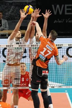 DEU, DVV, 1 VBL, BR Volleys vs Lueneburg, 06 12 2023, Max Schmeling Halle, Berlin, DEU, DVV, 1 VBL, BR Volleys vs Lueneburg, in the picture Marek Sotola BR Volleys 17 , Matthew Knigge Lueneburg 13 , Erik Roehrs Lueneburg 5 Photo Juergen Engler nordphoto GmbH nordphotoxGmbHx xEngler nph00076