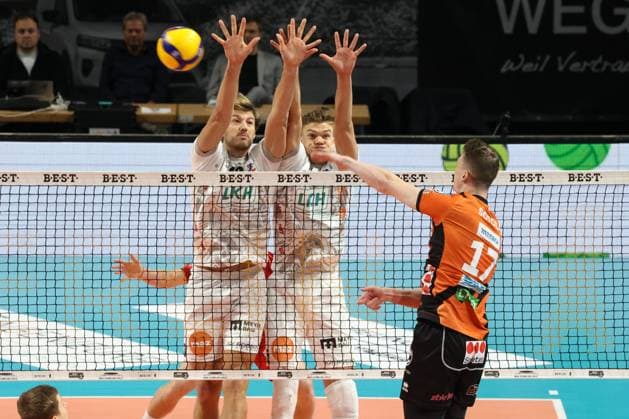 DEU, DVV, 1 VBL, BR Volleys vs Lueneburg, 06 12 2023, Max Schmeling Halle, Berlin, DEU, DVV, 1 VBL, BR Volleys vs Lueneburg, in the picture Marek Sotola BR Volleys 17 , Yann Boehme Lueneburg 10 , Matthew Knigge Lueneburg 13 Photo Juergen Engler nordphoto GmbH nordphotoxGmbHx xEngler nph00076