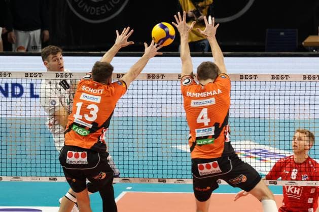 DEU, DVV, 1 VBL, BR Volleys vs Lueneburg, 06 12 2023, Max Schmeling Halle, Berlin, DEU, DVV, 1 VBL, BR Volleys vs Lueneburg, in the picture Ruben Schott BR Volleys 13 , Timo Tammemaa BR Volleys 4 , Yann Boehme Lueneburg 10 Photo Juergen Engler nordphoto GmbH nordphotoxGmbHx xEngler nph00076