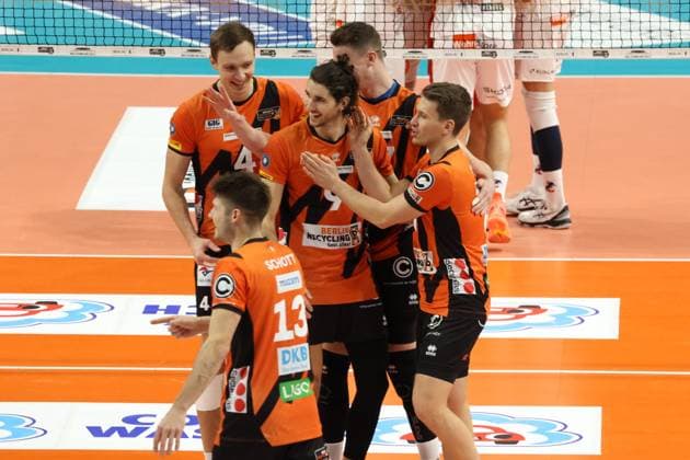 DEU, DVV, 1 VBL, BR Volleys vs Lueneburg, 06 12 2023, Max Schmeling Halle, Berlin, DEU, DVV, 1 VBL, BR Volleys vs Lueneburg, in the picture BR Volleys player circle Photo Juergen Engler nordphoto GmbH nordphotoxGmbHx xEngler nph00076