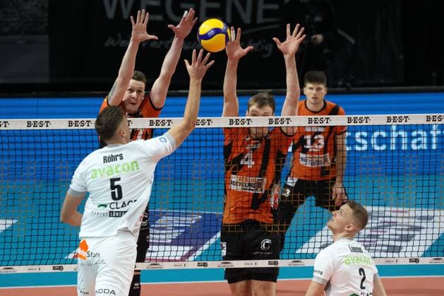 DEU, DVV, 1 VBL, BR Volleys vs Lueneburg, 06 12 2023, Max Schmeling Halle, Berlin, DEU, DVV, 1 VBL, BR Volleys vs Lueneburg, in the picture Marek Sotola BR Volleys 17 , Timo Tammemaa BR Volleys 4 , Ruben Schott BR Volleys 13 , Erik Roehrs Lueneburg 5 Photo Juergen Engler nordphoto GmbH nordphotoxGmbHx xEngler nph00076