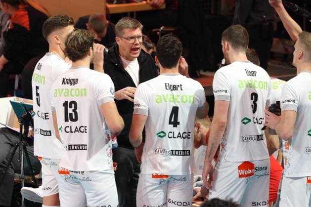 DEU, DVV, 1 VBL, BR Volleys vs Lueneburg, 06 12 2023, Max Schmeling Halle, Berlin, DEU, DVV, 1 VBL, BR Volleys vs Lueneburg, in the picture coach Stefan Huebner Lueneburg , Lueneburg players photo Juergen Engler nordphoto GmbH nordphotoxGmbHx xEngler nph00076