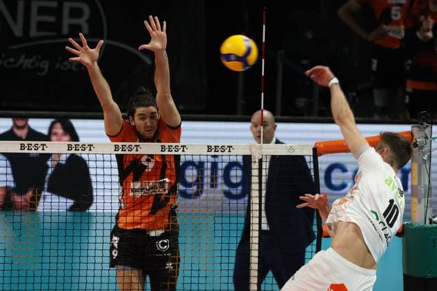 DEU, DVV, 1 VBL, BR Volleys vs Lueneburg, 06 12 2023, Max Schmeling Halle, Berlin, DEU, DVV, 1 VBL, BR Volleys vs Lueneburg, in the picture Timothee Carle BR Volleys 9 , Yann Boehme Lueneburg 10 Photo Juergen Engler nordphoto GmbH nordphotoxGmbHx xEngler nph00076