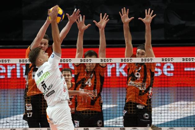 DEU, DVV, 1 VBL, BR Volleys vs Lueneburg, 06 12 2023, Max Schmeling Halle, Berlin, DEU, DVV, 1 VBL, BR Volleys vs Lueneburg, in the picture Marek Sotola BR Volleys 17 , Timo Tammemaa BR Volleys 4 , Timothee Carle BR Volleys 9 , Erik Roehrs Lueneburg 5 Photo Juergen Engler nordphoto GmbH nordphotoxGmbHx xEngler nph00076