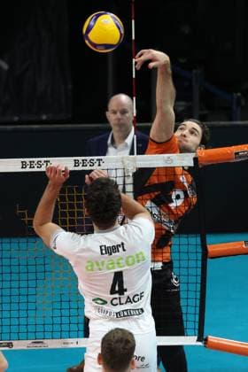 DEU, DVV, 1 VBL, BR Volleys vs Lueneburg, 06 12 2023, Max Schmeling Halle, Berlin, DEU, DVV, 1 VBL, BR Volleys vs Lueneburg, in the picture Timothee Carle BR Volleys 9 , Maxwell Elgert Lueneburg 4 Photo Juergen Engler nordphoto GmbH nordphotoxGmbHx xEngler nph00076
